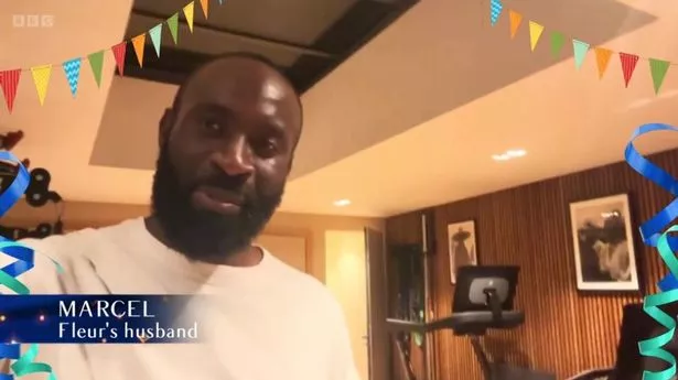 当主持人收到感人的致敬时，《铁拳双打》陷